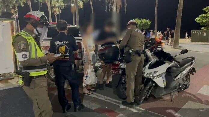 中国游客芭堤雅擅闯人行道！未戴头盔被拦，逃离时撞上警车...