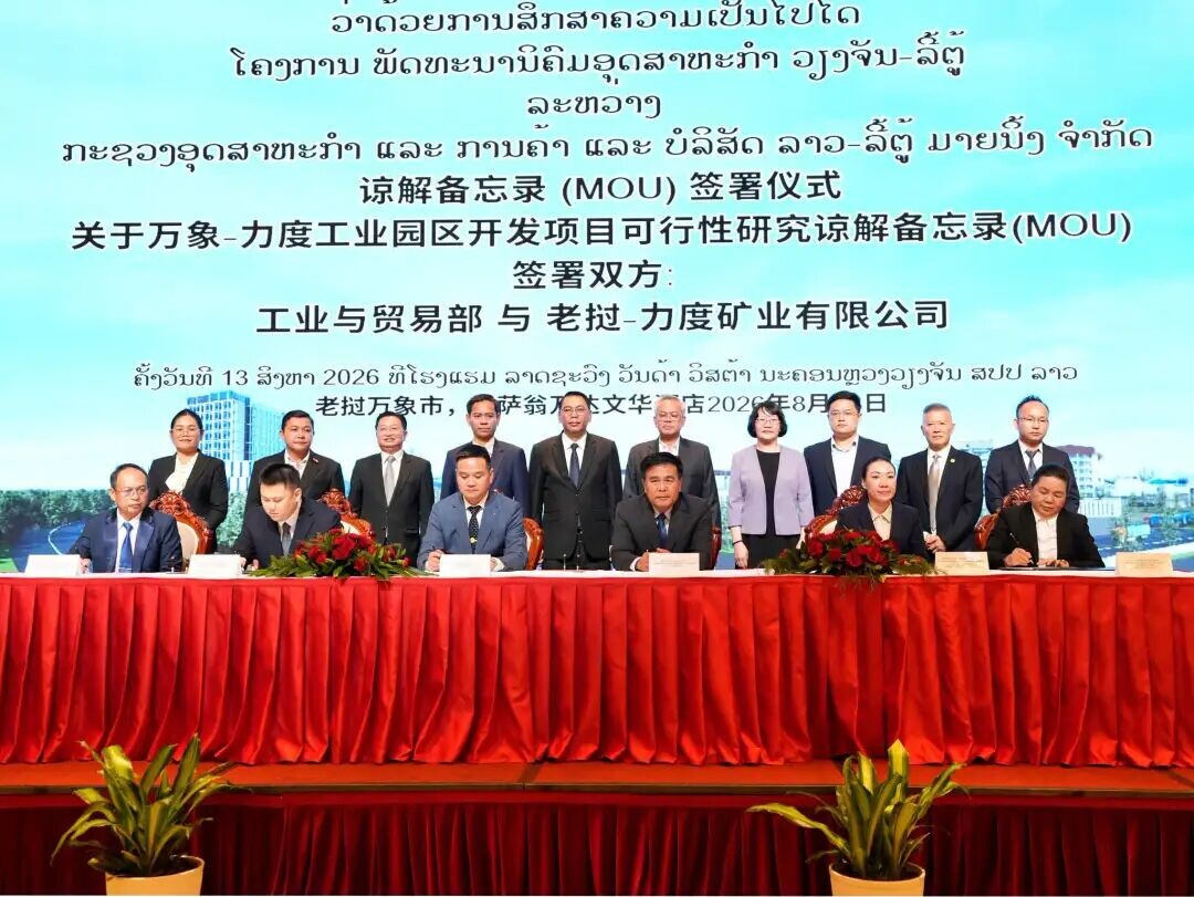 可能是包含下列内容的图片:西装和文字