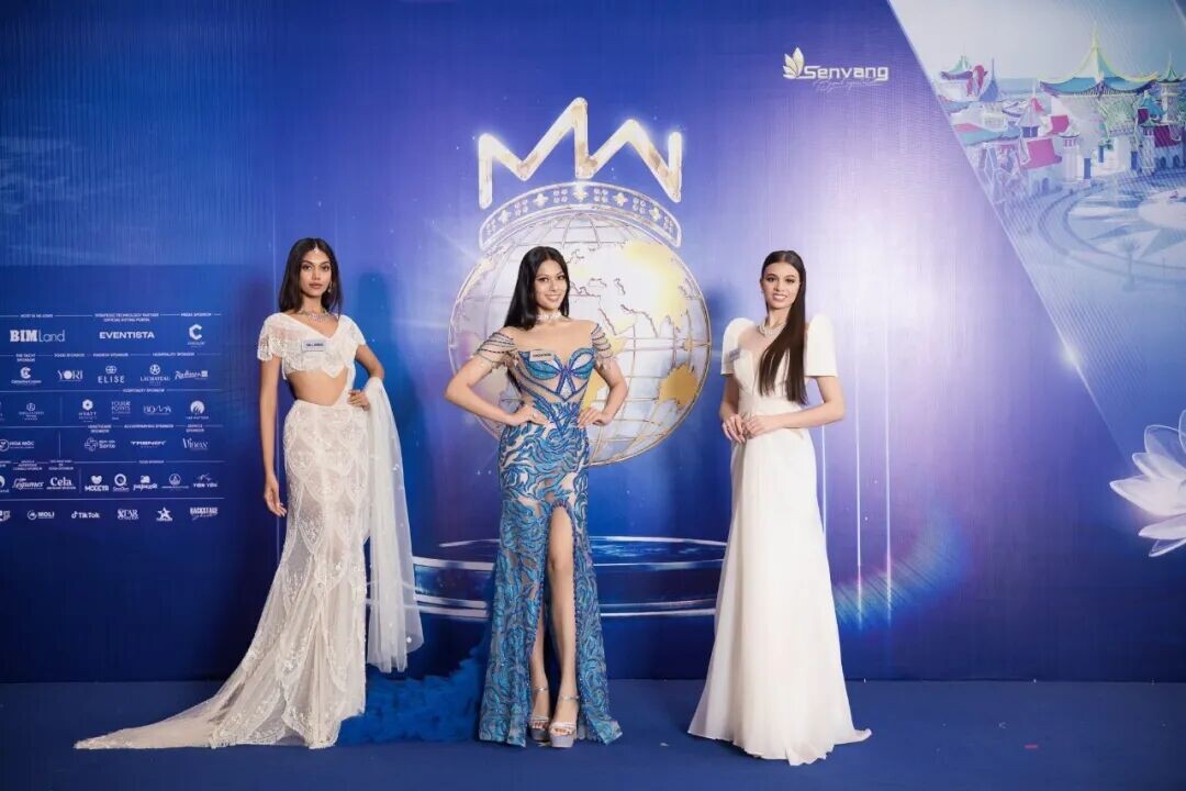 Có thể là hình ảnh về một hoặc nhiều người và văn bản