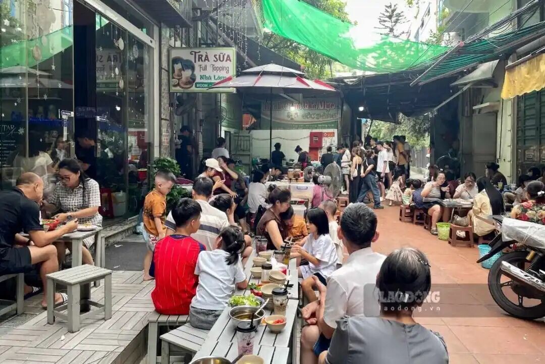 Nhiều du kh&aacute;ch đ&atilde; c&oacute; chỗ ngồi nhưng vẫn chưa đến lượt c&oacute; thể thưởng thức m&oacute;n ăn. Ảnh: Thanh B&igrave;nh