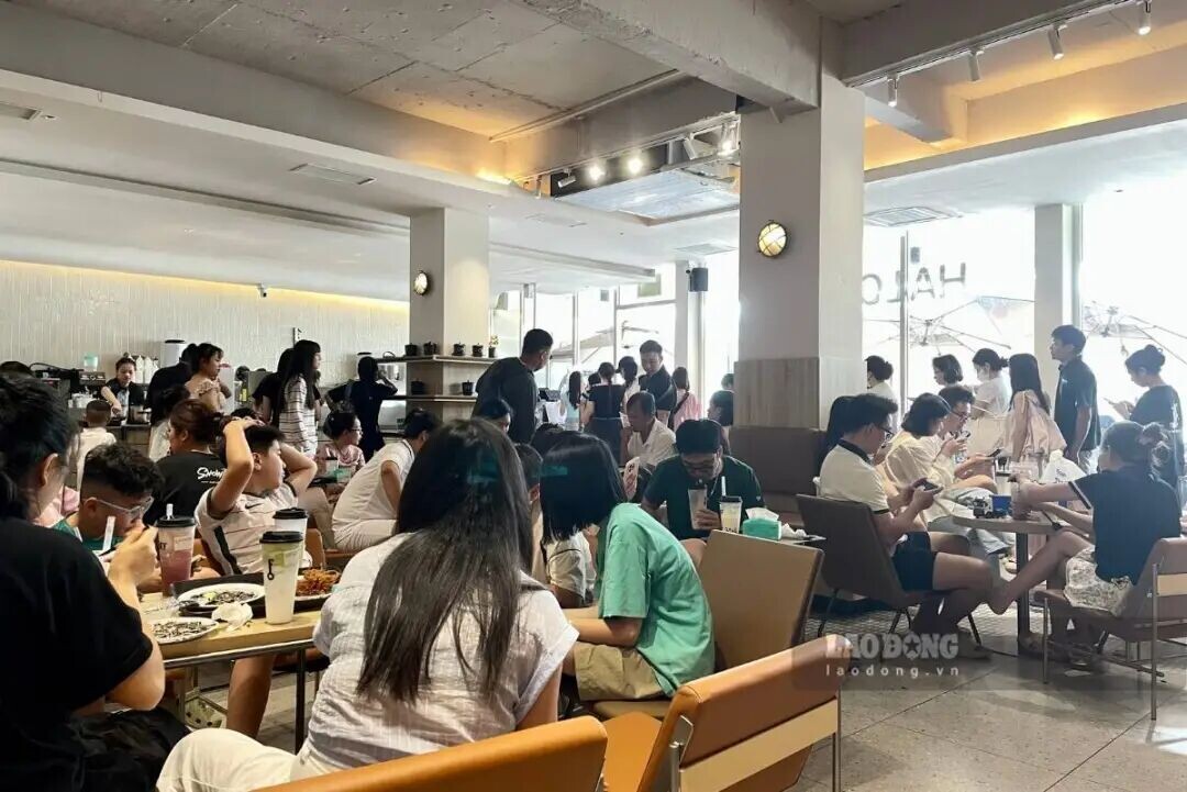 Qu&aacute;n c&agrave; ph&ecirc;, tr&agrave; sữa &ldquo;chật như n&ecirc;m&ldquo;, du kh&aacute;ch sẵn s&agrave;ng chờ đợi h&agrave;ng giờ đồng hồ. Ảnh: Thanh B&igrave;nh