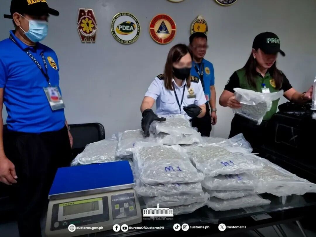 Customs agents at NAIA Terminal 3 inspect abandoned luggage that yielded almost P142 million worth of suspected marijuana “kush,” later turned over to PDEA for legal action. (Photo courtesy of BOC-NAIA)