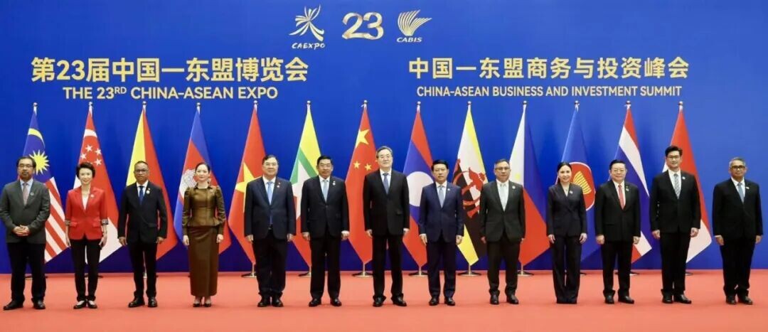 可能是包含下列内容的图片:一人或多人和上面的文字是“CAEXPO 第23届中国一东盟博览会 HE 23RD CHINA-ASEAN THE23CHINA-ASEANEXPO EXPO 23 CABIS 中国一东盟商务与投资峰会 CHINASEANBUSNESADNESTMENTSUWT AND INVESTMENT SUMMIT CHINA-ASEAN BUSINESS”