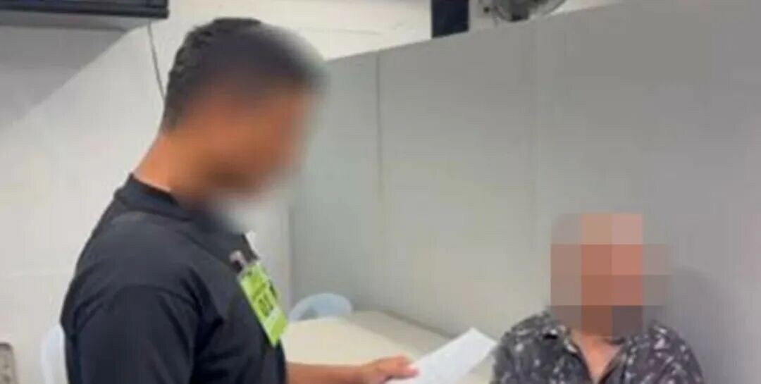 A police officer (left) with the accused (Photo from SPD)