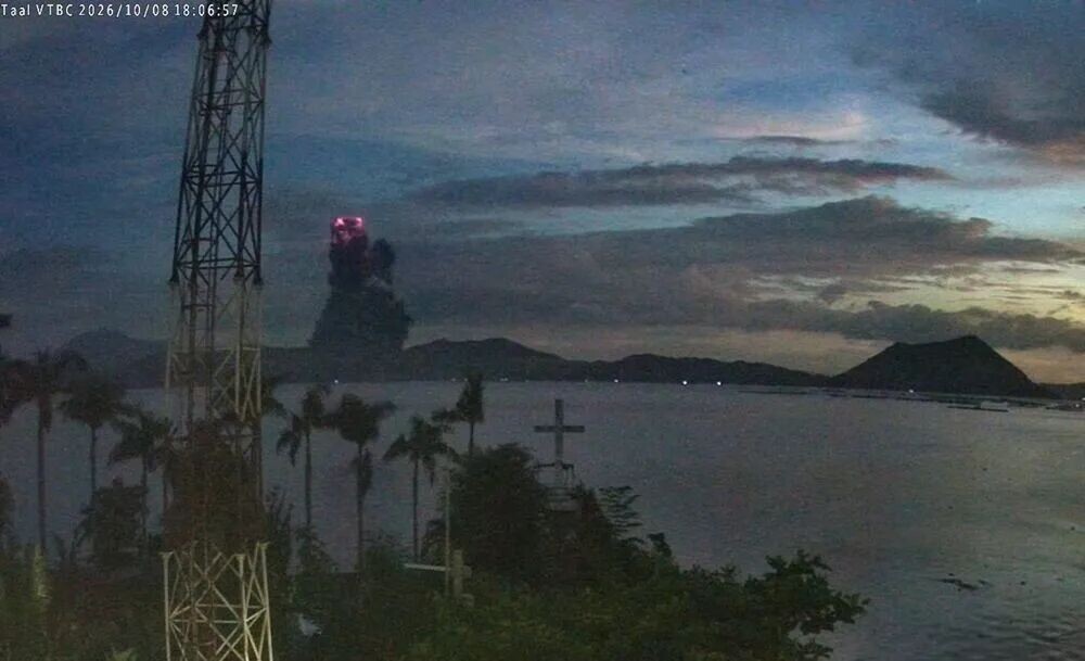 Batangas town residents evacuate after minor Taal Volcano eruption