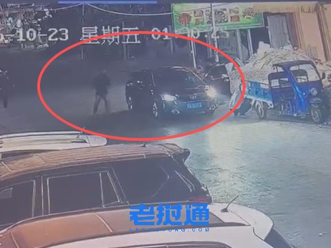 事发深夜！疑似绑架，万象华人区有老板被4大汉强行架上车，警方暂未通报