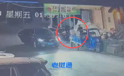 事发深夜！疑似绑架，万象华人区有老板被4大汉强行架上车，警方暂未通报