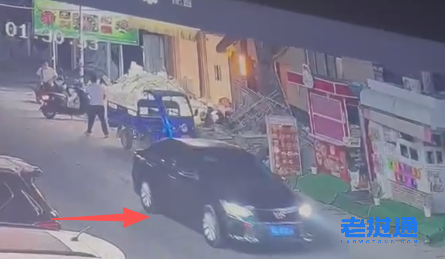 事发深夜！疑似绑架，万象华人区有老板被4大汉强行架上车，警方暂未通报