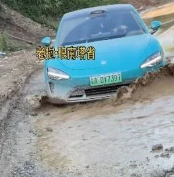 老挝路段最凶险：泥路爆胎、救援失联，颠得像开蹦蹦车…两男驾小米SU7从成都杀到吉隆坡！