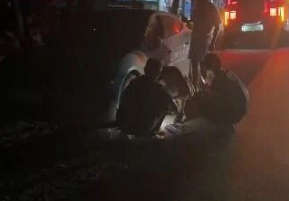 老挝路段最凶险：泥路爆胎、救援失联，颠得像开蹦蹦车…两男驾小米SU7从成都杀到吉隆坡！