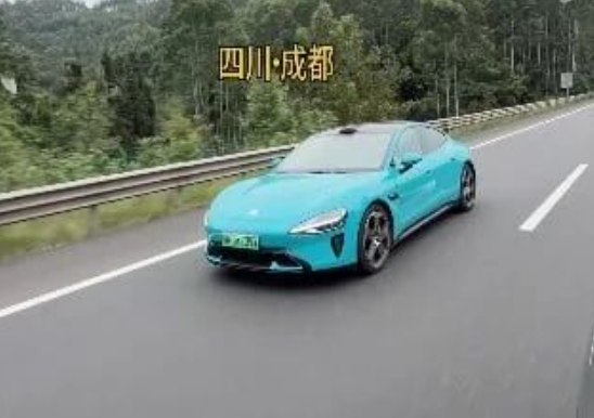 老挝路段最凶险：泥路爆胎、救援失联，颠得像开蹦蹦车…两男驾小米SU7从成都杀到吉隆坡！