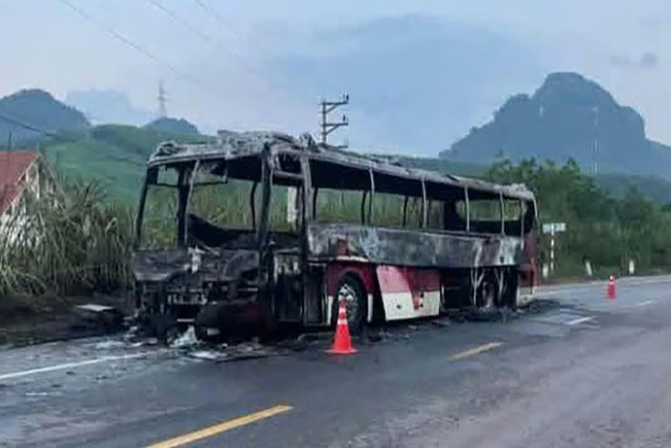 越南广宁：23名中国游客乘坐的客车行驶途中突起火，被烧成空架