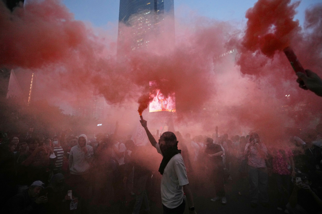 印尼多地爆发示威！抗议林火救灾不力，民众高举“三指”手势怒喊：我们被烧，你们也别想置身事外！