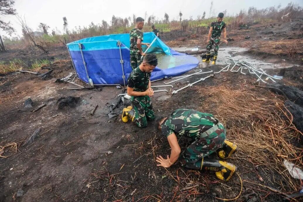 印尼野火肆虐数月后迎来降雨，消防员激动跪地感谢